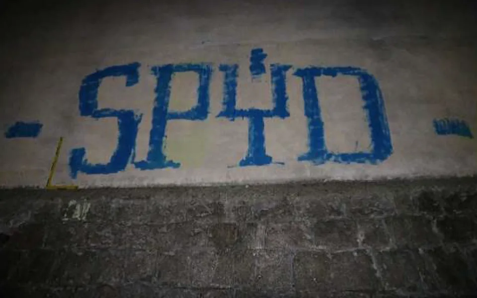 Nápis, který sprejer vymaloval na zeď školy