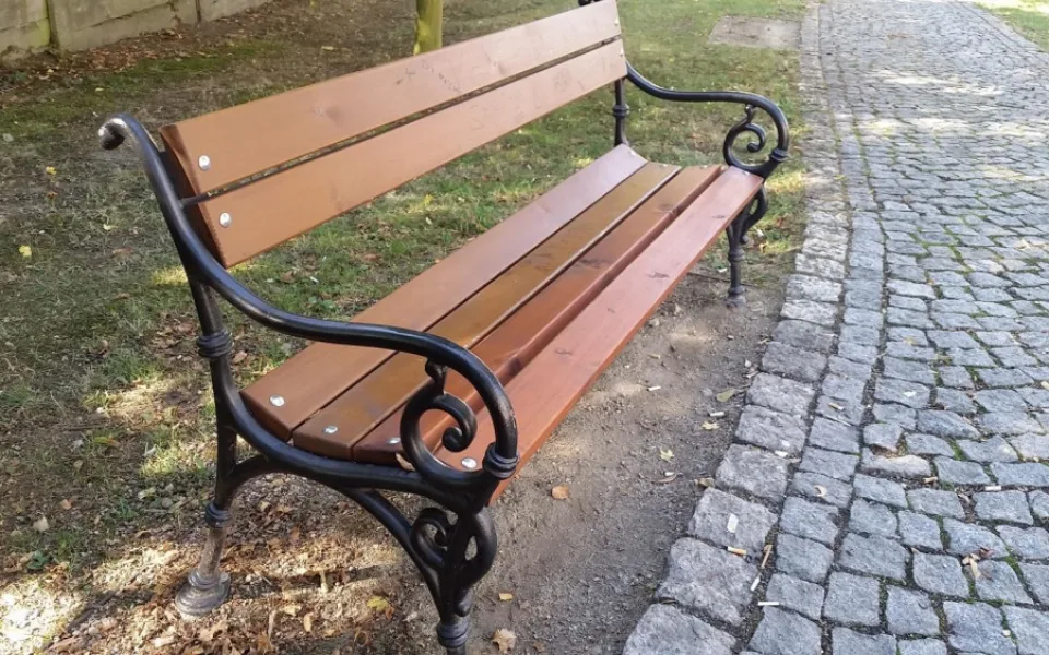 Takové lavičky obohacovali park u kostela, nyní jsou ale pryč.