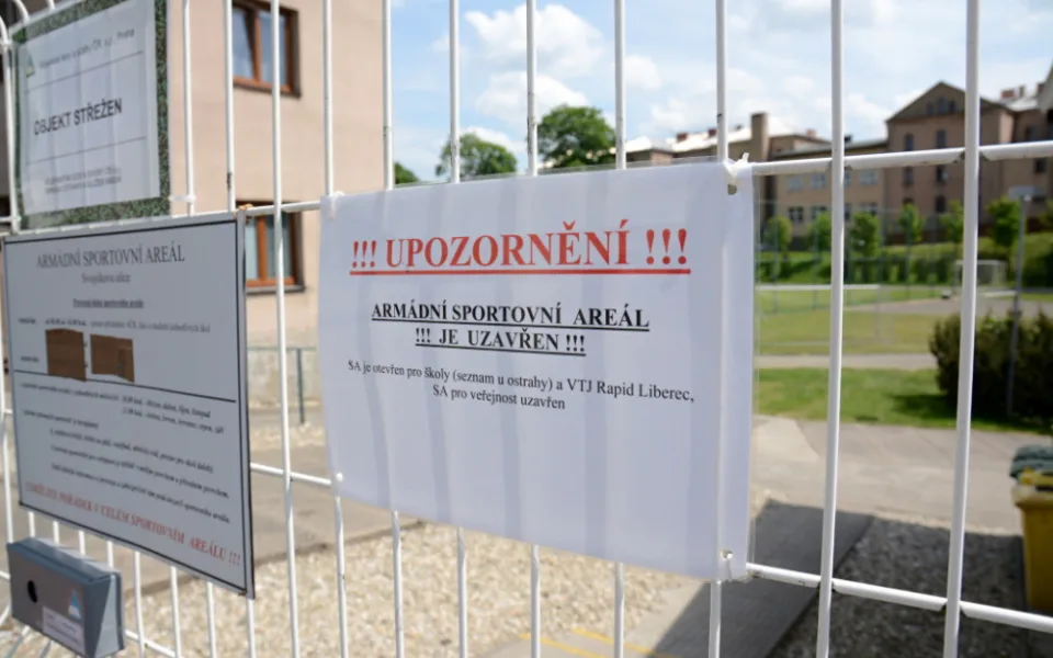 Dlouho byla na plotě areálu tato cedule.