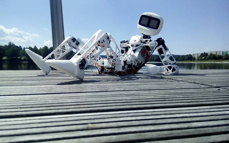 Takhle se Matylda před cestou sluní u přehrady.