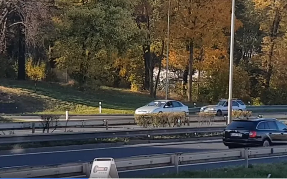 Řidič couval na rychlostce v hustém provozu
