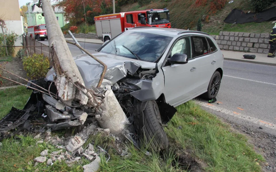 Řidič přerazil betonový sloup.