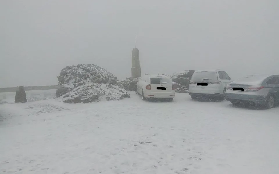 Na Ještědu napadl první sníh.