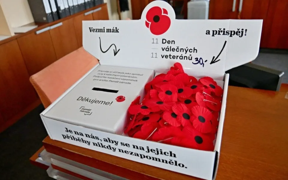 Začala sbírka ke Dni válečných veteránů, podpořit jí je možné zakoupením kvítku vlčího máku  Zdroj: https://www.hradeckadrbna.cz/zpravy/spolecnost/1787-zacala-sbirka-ke-dni-valecnych-veteranu-podporit-ji-lze-zakoupenim-kvitku-vlciho-maku.html?utm_source=c