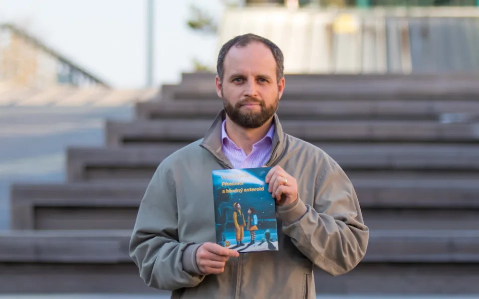 Akademik Václav Dvořák se svou knihou Písečníci a bludný asteroid