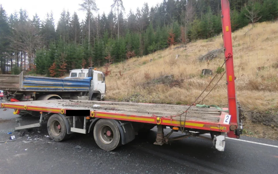 Nákladní automobil nepřizpůsobil rychlost na mokré vozovce a střetl se s protijedoucím vozem