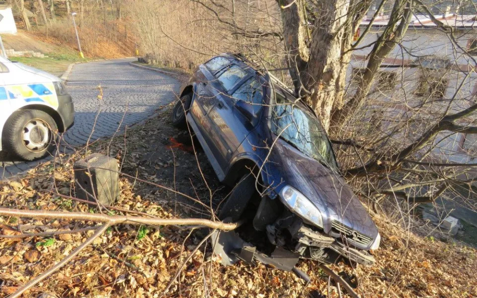 Řidička kvůli vysoké rychlosti skončila mimo silnici