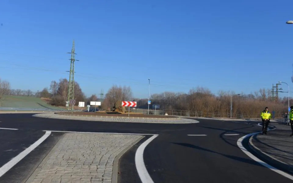 Nová okružní křižovatka.