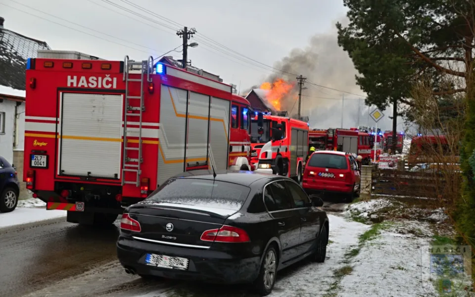 Při příjezdu hasičů byla střecha domu v plamenech