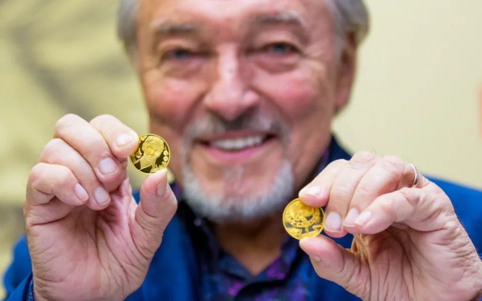 Karel Gott při slavnostní ražbě pamětní medaile