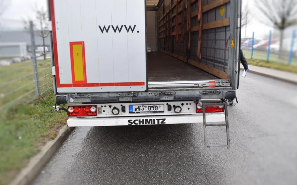 V kamionu strávil skoro čtyři dny.