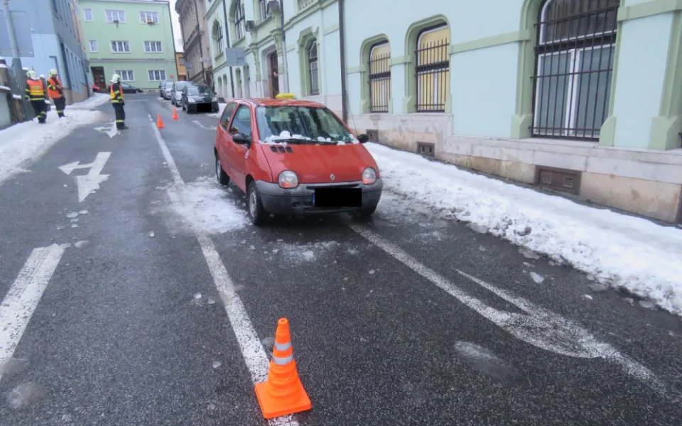 Auta poškozená padajícím ledem a sněhem