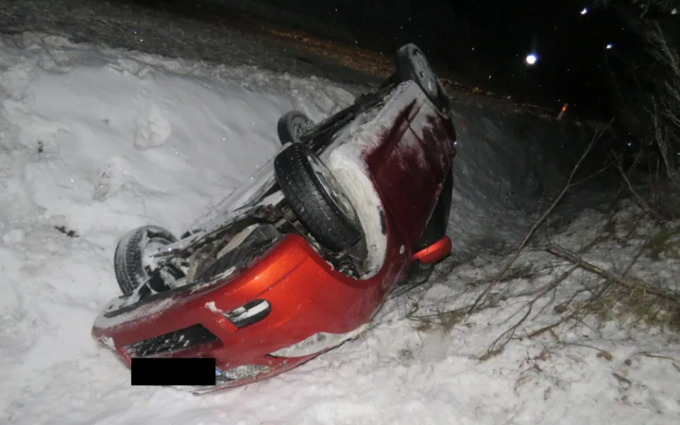 Auto skončilo na střeše.