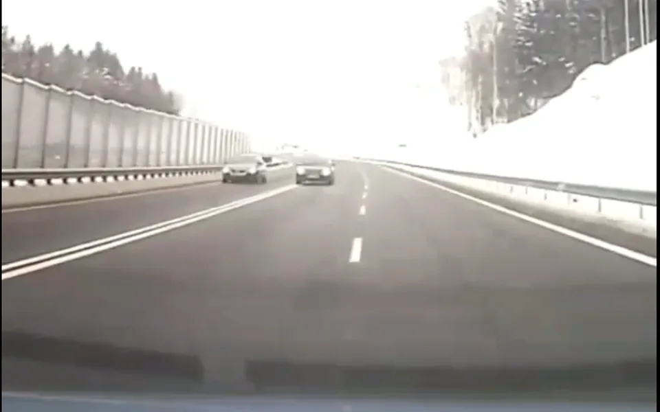 Řidič předjížděl přes dvojitou čáru a navíc v zatáčce