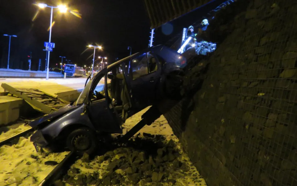 Auto sjelo do kolejiště.
