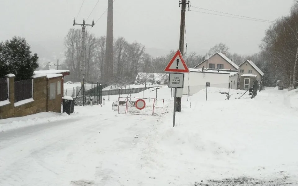 Uzavřená ulice V Rokli, kde se budou prohánět děti na bobech
