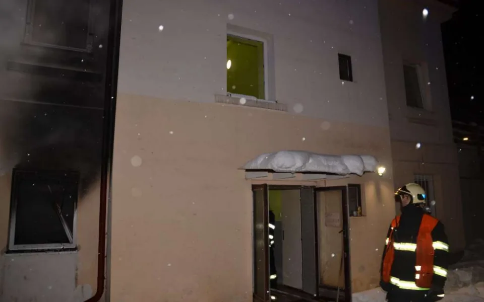 Požár v garsonce nepřežil člověk.