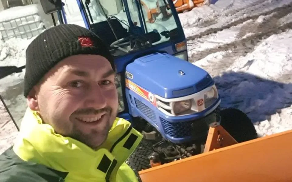 Jaroslav Demčák se práce nebojí. Chvíli je starostou, chvíli silničářem.