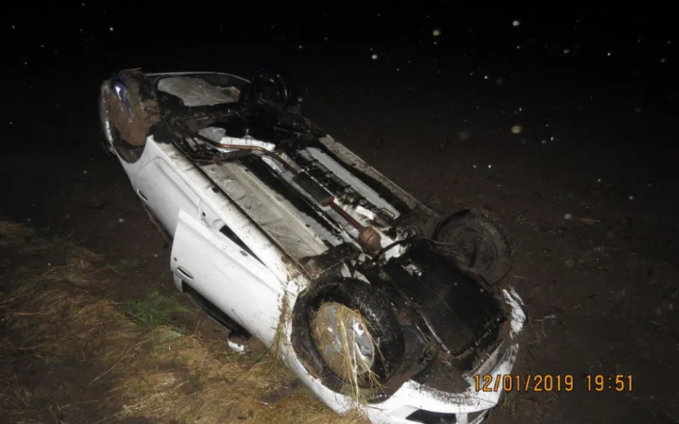 Auto sknčilo na střeše.