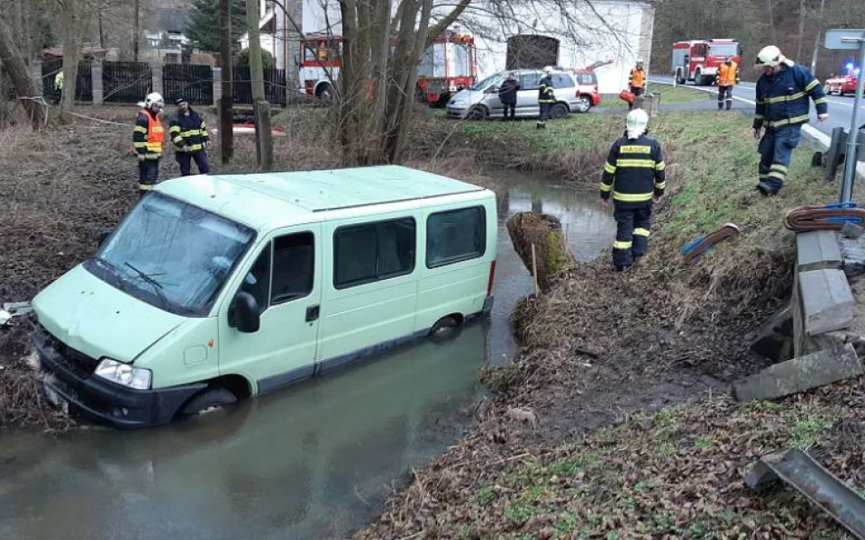 Dodávka v potoce.