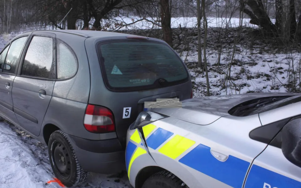 Couvající auto nabouralo policejní