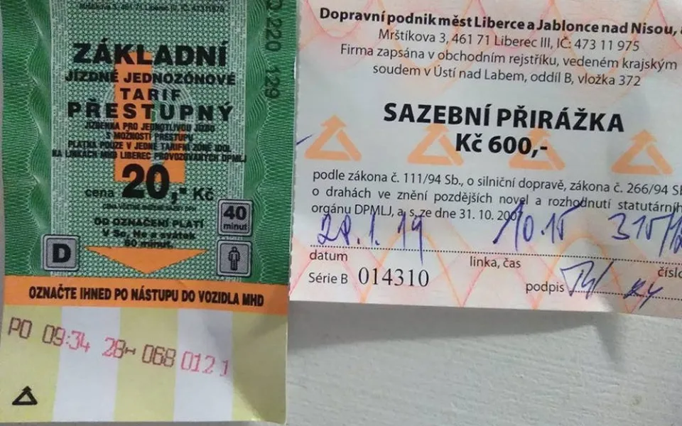 Snímek jízdenky a pokuty nahrála paní Marie na sociální sítě.