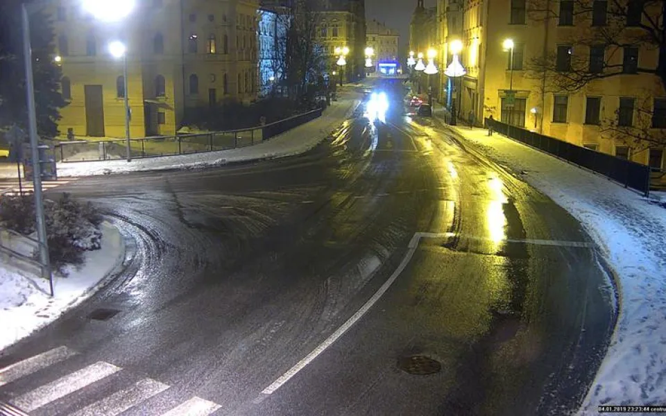 Kamera zabírá prostor před knihovnou.