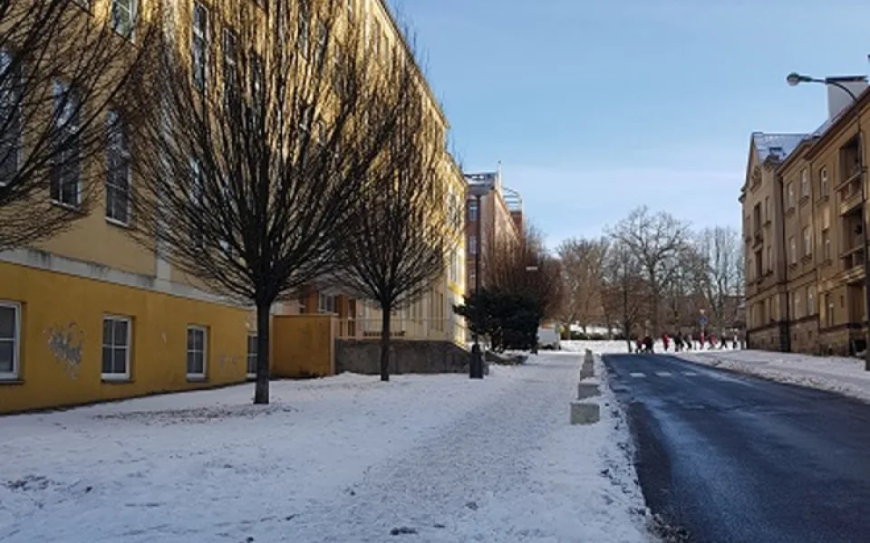 Prvním z opatření Turnova byly betonové bloky na kraji chodníku