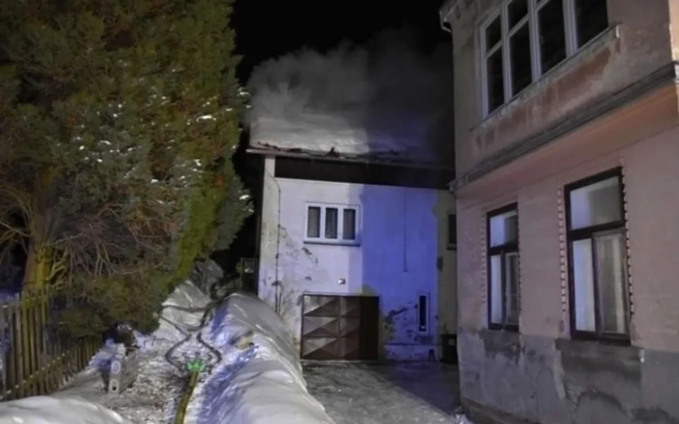 V noci zasahovali hasiči u požáru rodinného domu