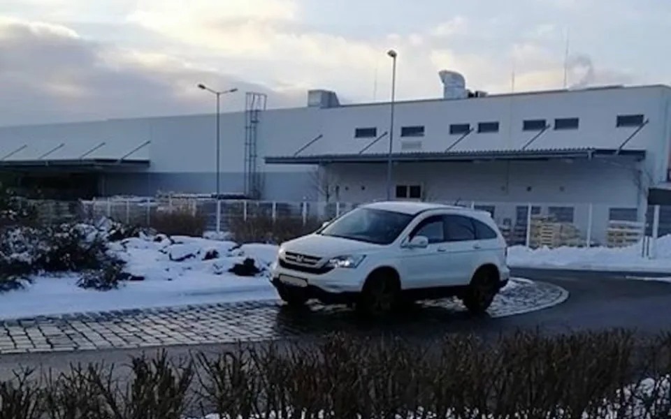 Auto jede kruháčem v protisměru.