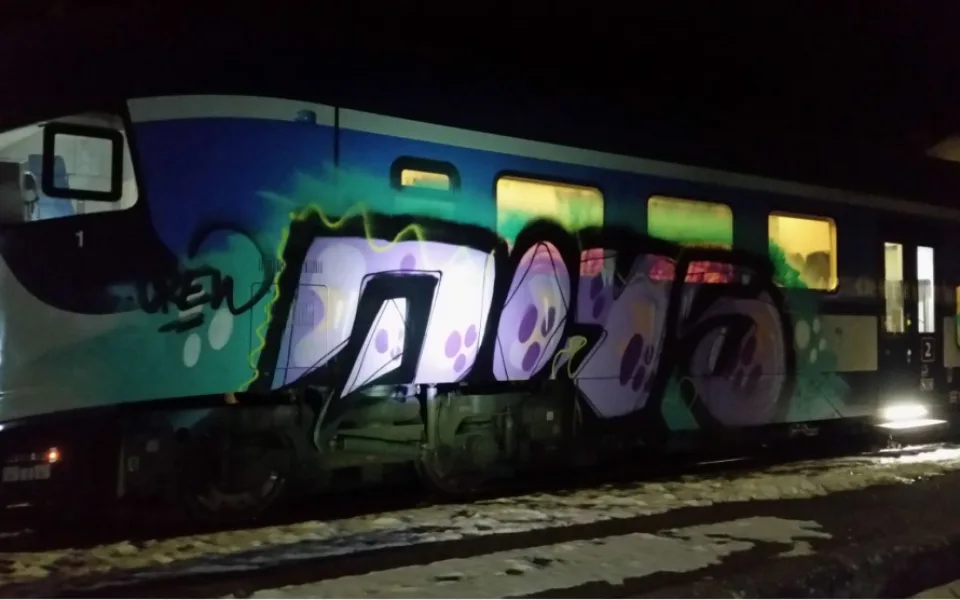Sprejer se na vlaku vyjádřil
