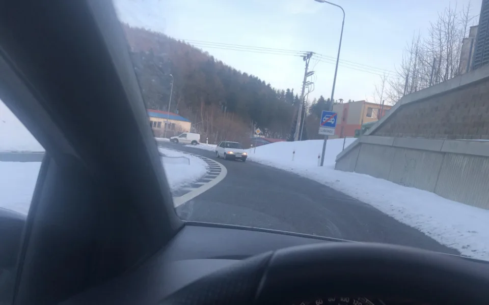 Řidič si nejspíš spletl nájezd s výjezdem.