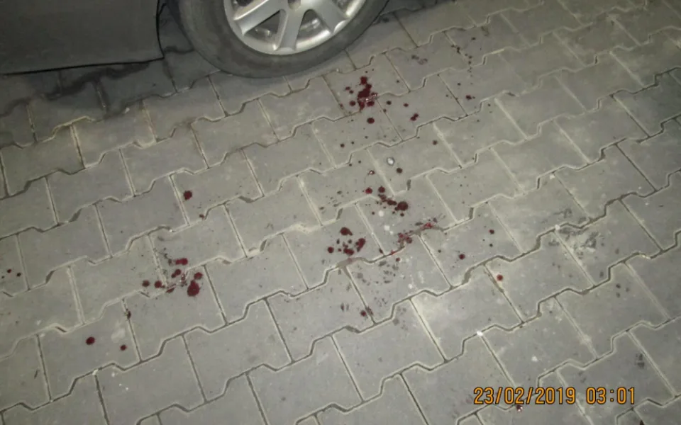 Po incidentu zůstala na zemi krev.