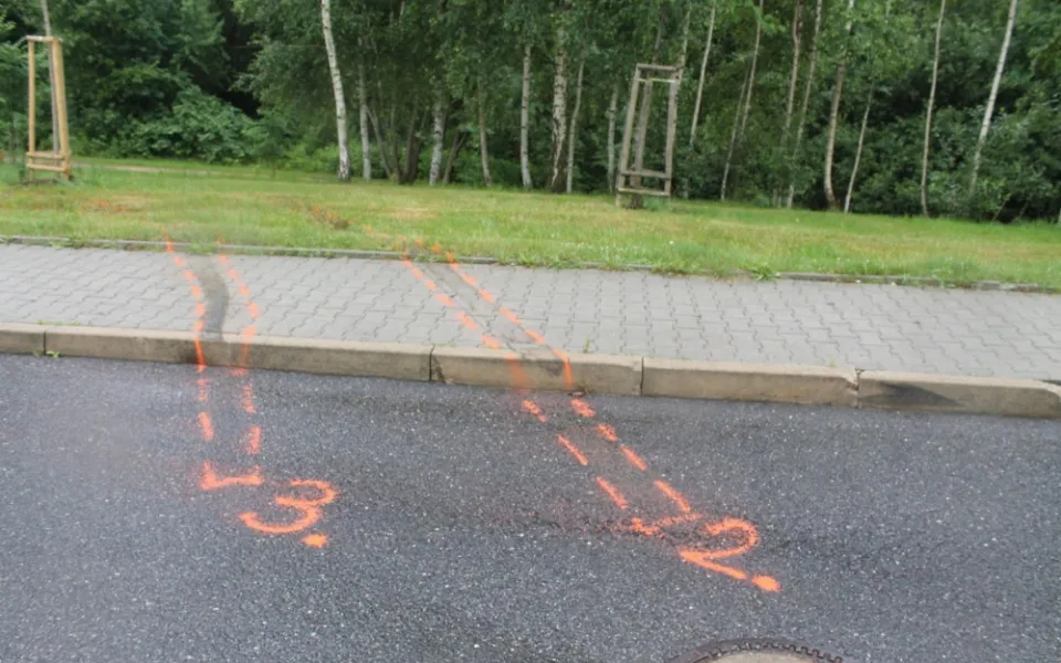 Řidička o obrubník prorazila kola, stejně ale pokračovala dál