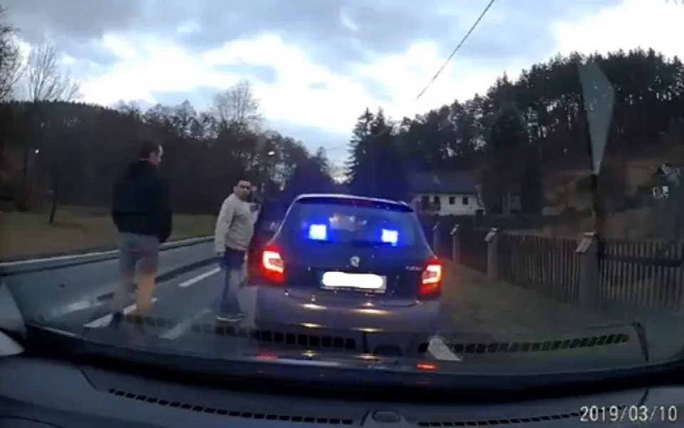 Záběr z videa, které zachycuje falešného policistu