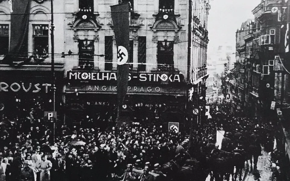 Německá armáda Liberec obsadila už v roce 1938. Na snímku projíždí z Pražské ulice na náměstí.