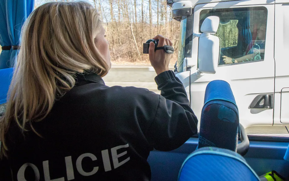 Policisté si posvítili na řidiče v novém autobuse