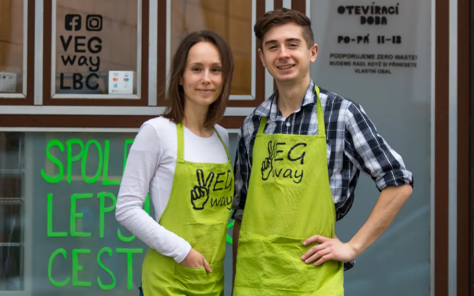 VEGway v Liberci nabízí veganské pochoutky. Ty tvoří Andrea Strnadová a Jakub Raindl.