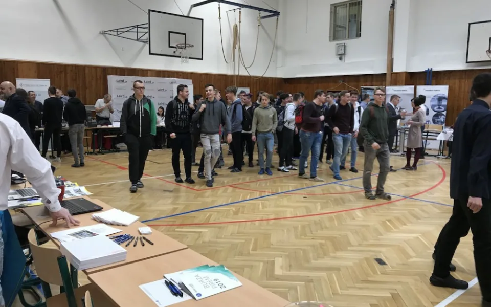 Studenti na burze práce.
