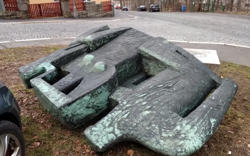 Sedící rodina.