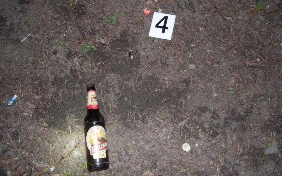 Láhev od piva, kterou agresor útočil