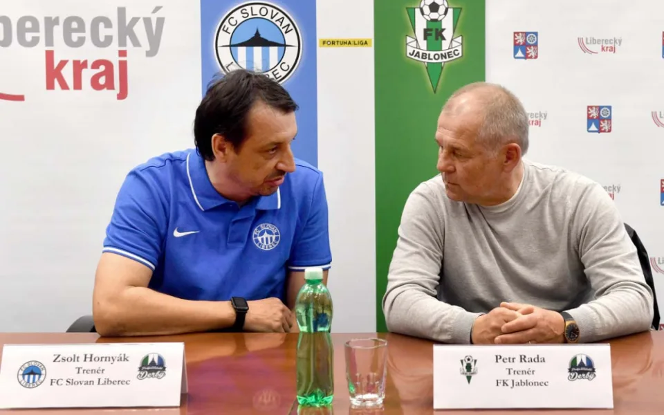 Trenéři na předzápasové tiskovce.