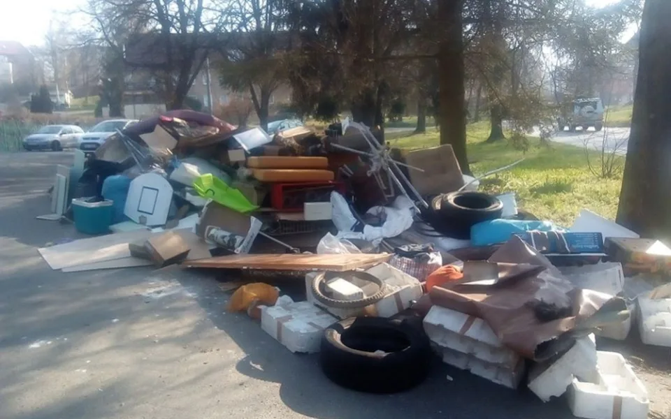 Takový nepořádek zůstává v libereckých ulicích po přistavení velkoobjemových kontejnerů.