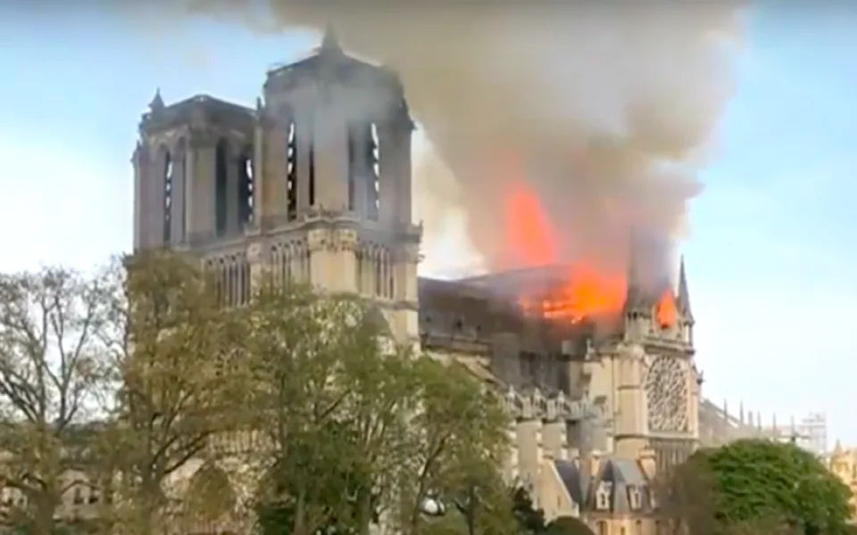 Chrám Notre–Dame může pomoct obnovit mezinárodní sbírka