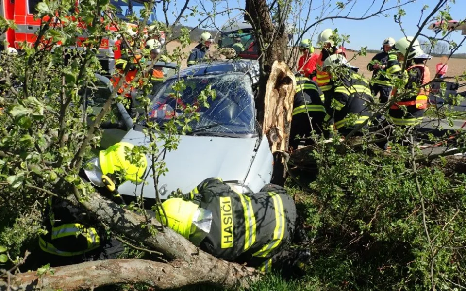 Řidič narazil svýma automobilem do stromu na Semilsku.