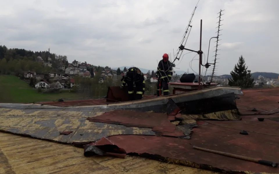 Hasiči včera bojovali s popadanými stromy i srolovanýma střechama
