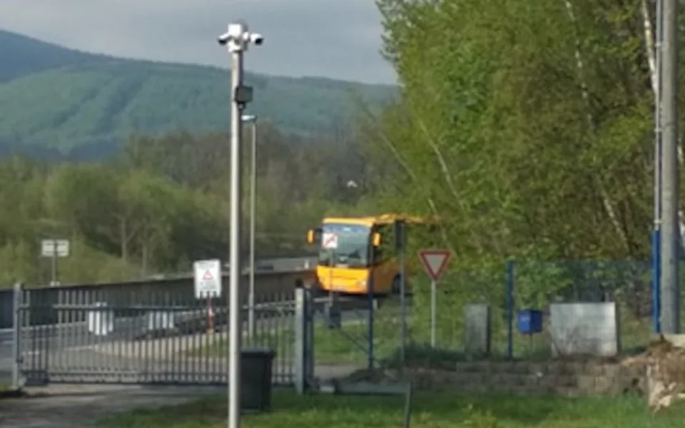 Havrovaný autobus.