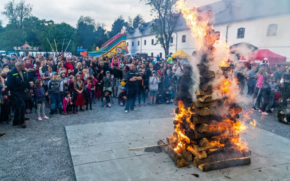 Čarodejnice jsou parádní, přesto při pálené dávejte pozor