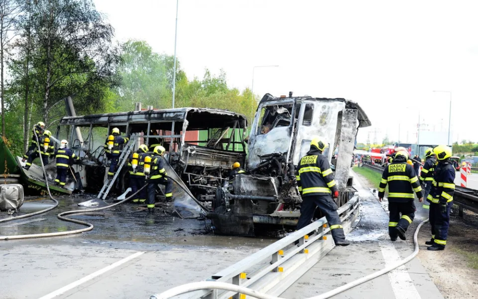 Na Pražském okruhu se dnes srazil kamion převážející tanky s autobusem.
