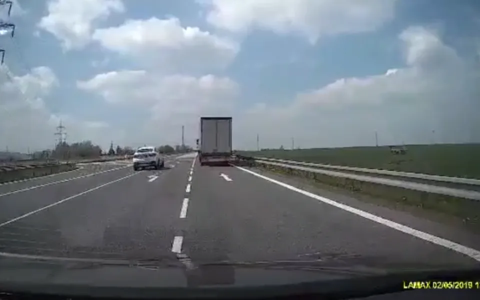 Řidiče v bílém Bavoráku zřejmě plná čára moc nezajímala.